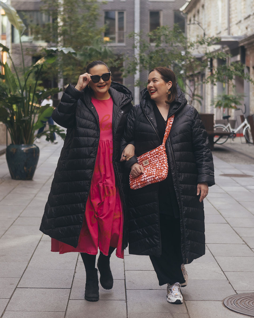 Säde lätt dunjacka plus size kolsvart